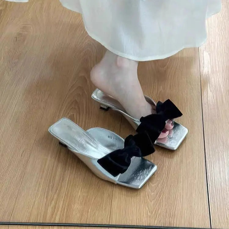 Mules femme argentées avec grand nœud, idéales pour une tenue chic - SecretBombe