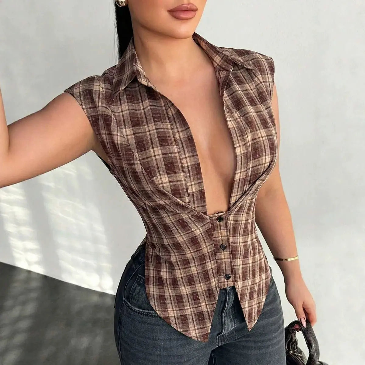 Chemise femme à carreaux marron avec décolleté V – SecretBombe