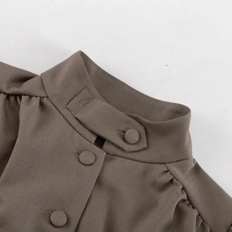Détail du poignet boutonné de la chemise femme taupe SecretBombe