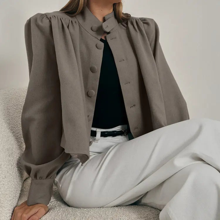 Chemise taupe femme élégante portée avec pantalon blanc SecretBombe