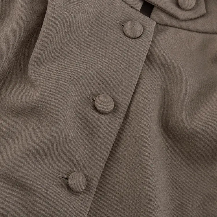 Détail des boutons de la chemise taupe femme SecretBombe