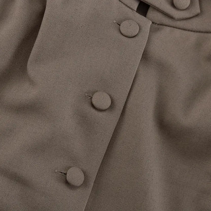 Détail des boutons de la chemise taupe femme SecretBombe