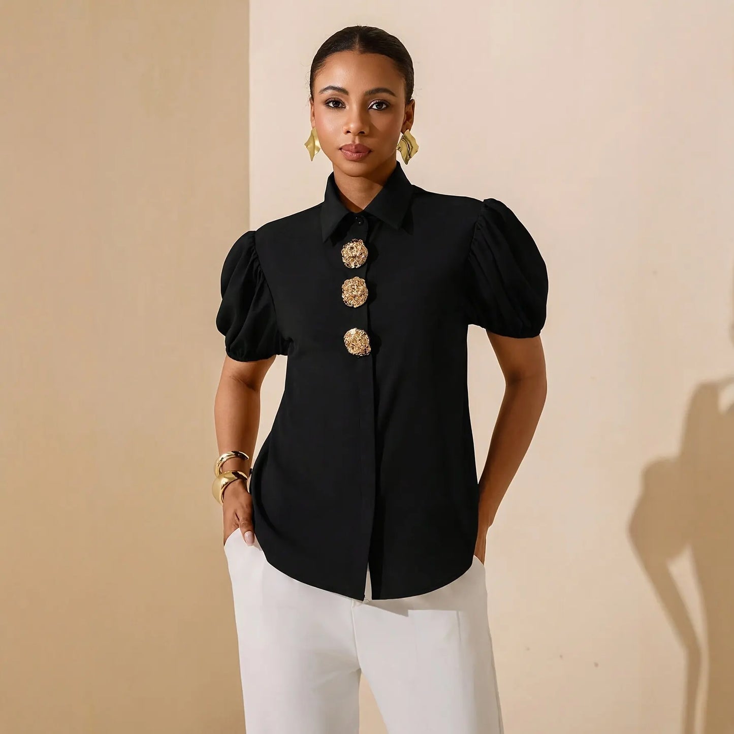 Chemise noire pour femme avec boutons dorés décoratifs SecretBombe