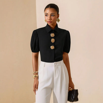 Chemise noire chic pour femme portée avec un pantalon blanc SecretBombe