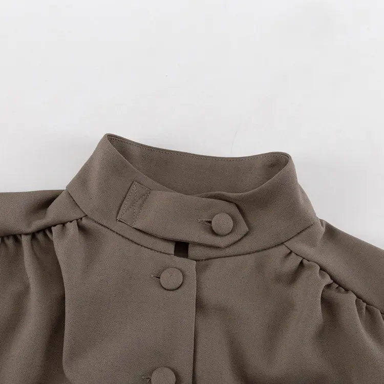 Gros plan sur le col de la chemise femme taupe SecretBombe