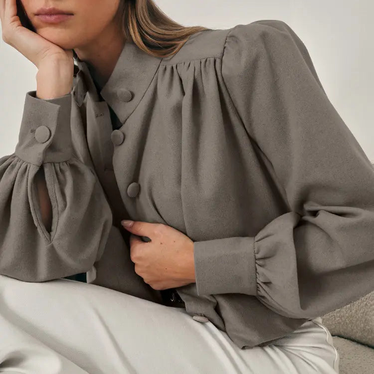 Chemise femme taupe à manches bouffantes portée SecretBombe