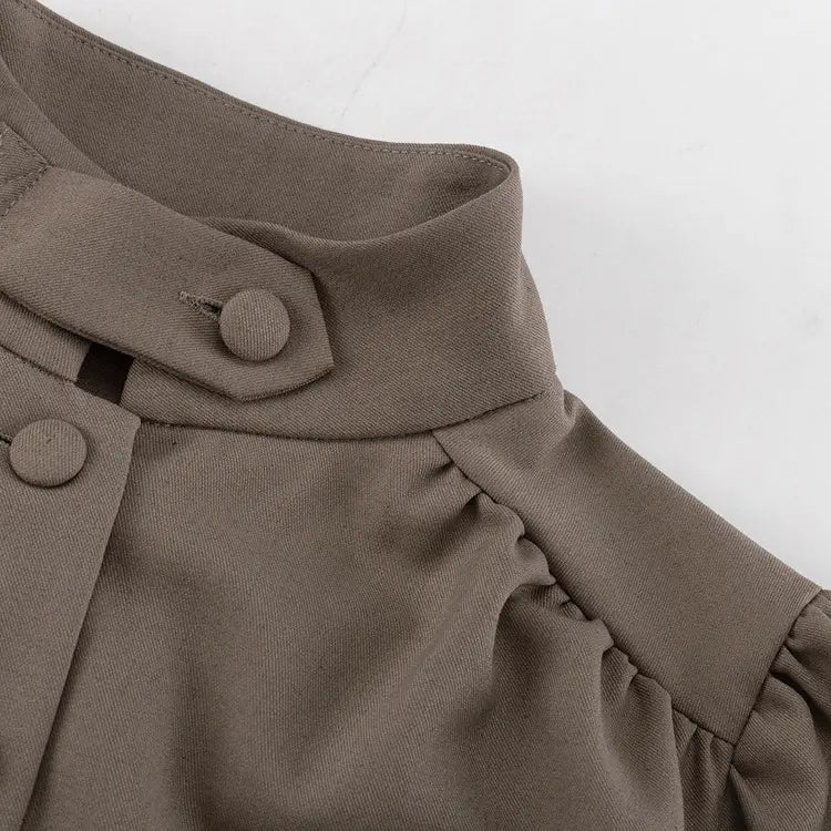 Détail du col montant de la chemise femme taupe SecretBombe