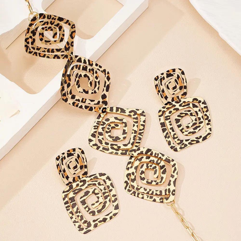 SecretBombe ensemble bijoux femme collier et boucles motif léopard pour un style moderne et élégant