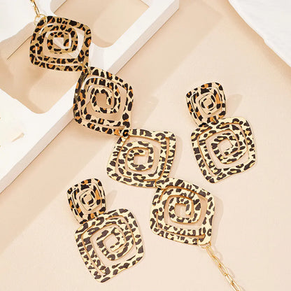 SecretBombe ensemble bijoux femme collier et boucles motif léopard pour un style moderne et élégant