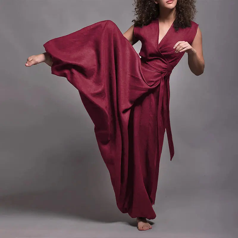Combinaison bordeaux chic SecretBombe, taille nouée et jambes larges pour un look raffiné.