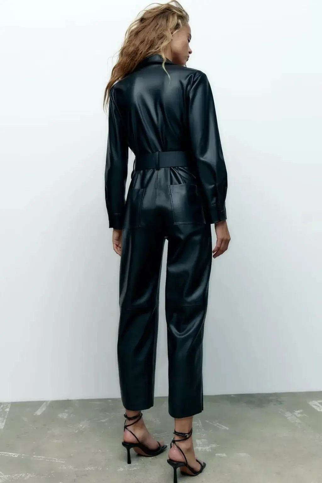 Combinaison cuir vegan SecretBombe avec ceinture large effet taille marquée