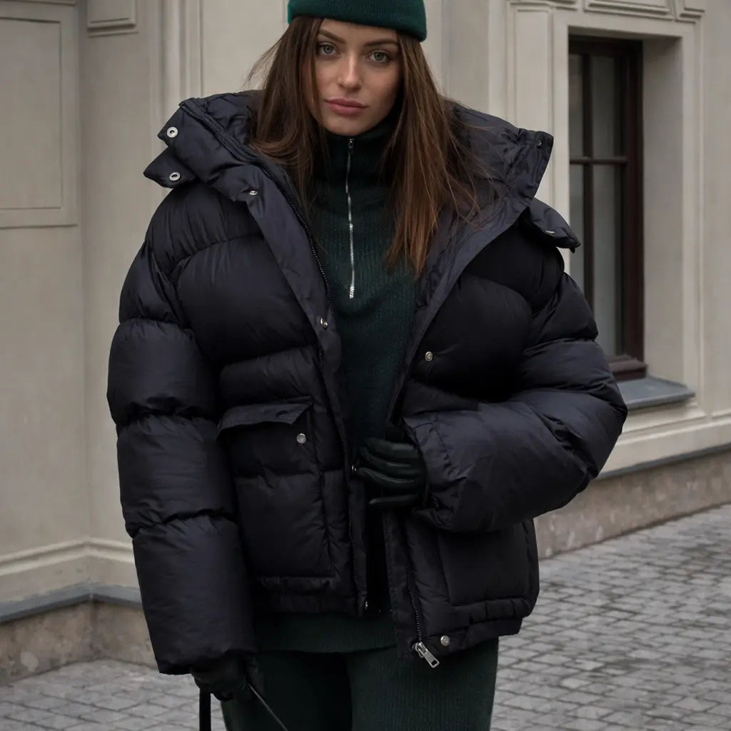 Doudoune noire femme portée avec pantalon vert SecretBombe