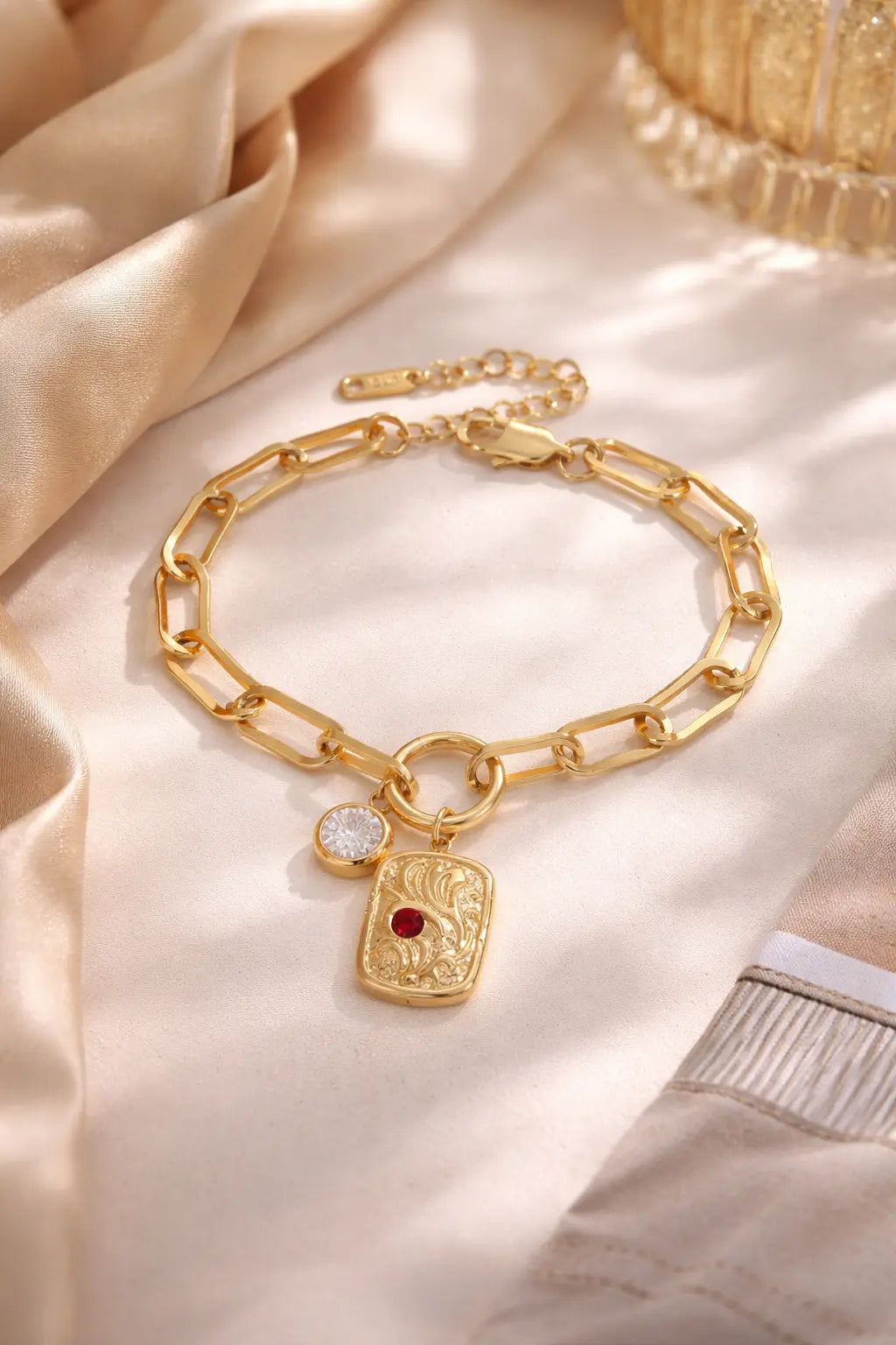 Bracelet femme chaîne dorée tendance avec fermoir chic SecretBombe
