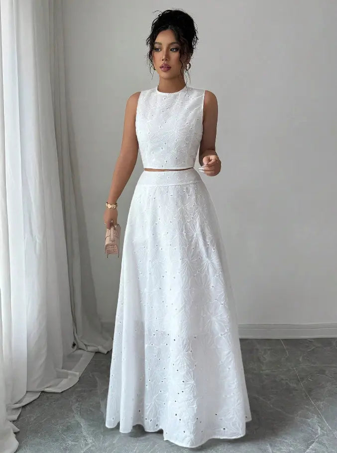 Ensemble deux pièces blanc avec détails brodés et coupe élégante – SecretBombe.