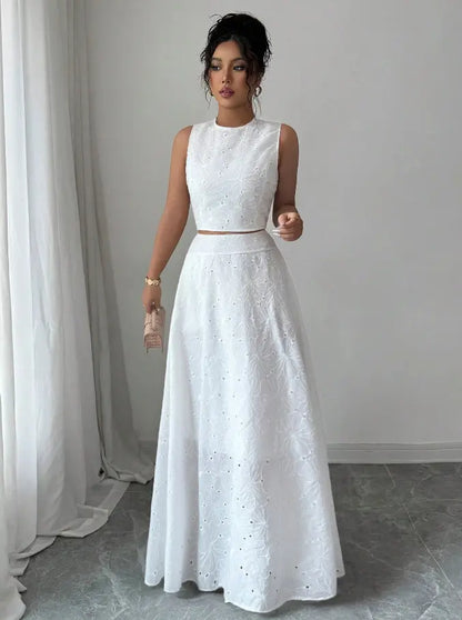 Ensemble deux pièces blanc avec détails brodés et coupe élégante – SecretBombe.