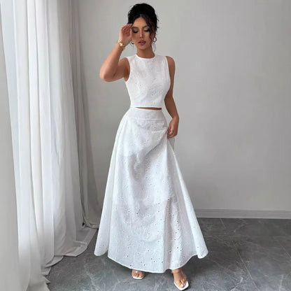 Look estival femme avec ensemble blanc brodé et jupe fluide – SecretBombe.