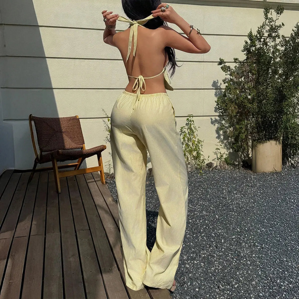 Look vacances élégant en ensemble rayé jaune et blanc – SecretBombe.
