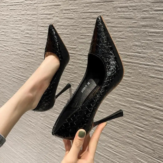 Chaussures à talon pointues effet python noir SecretBombe