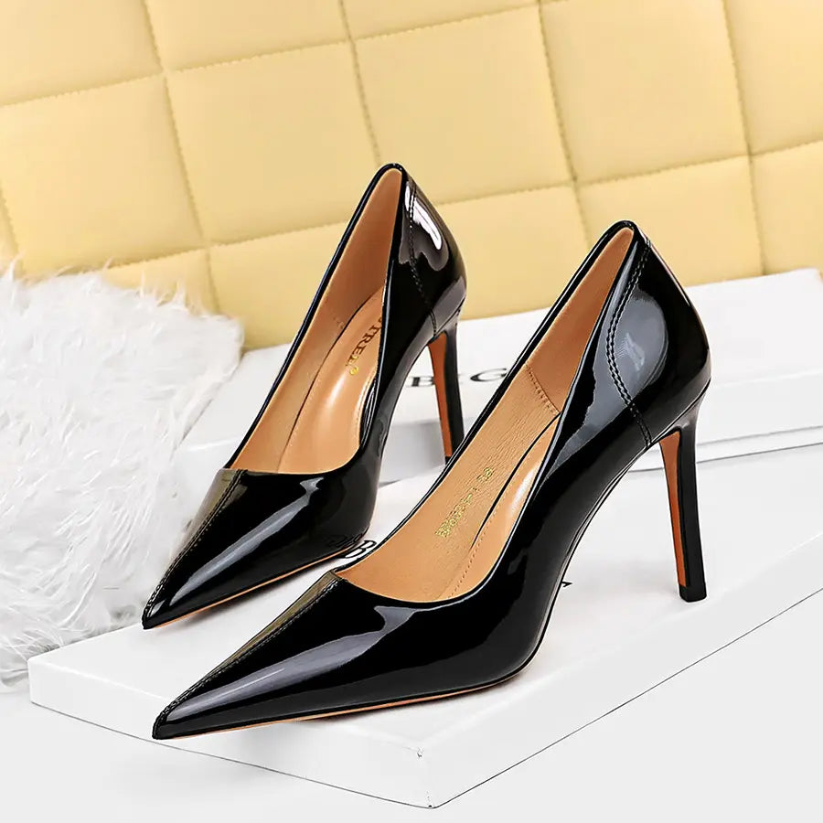 Escarpins vernis noirs bout pointu talon