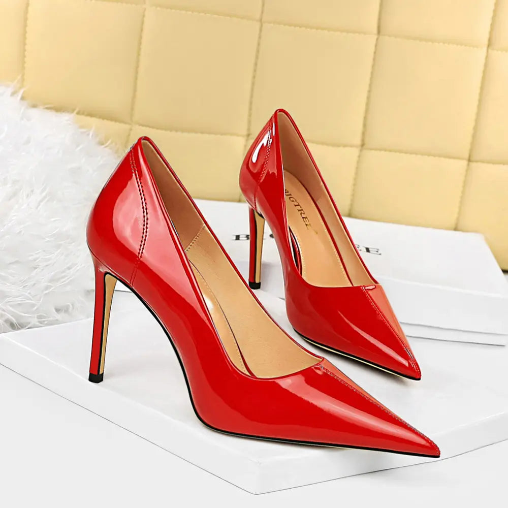Escarpins rouges brillants talon haut femme