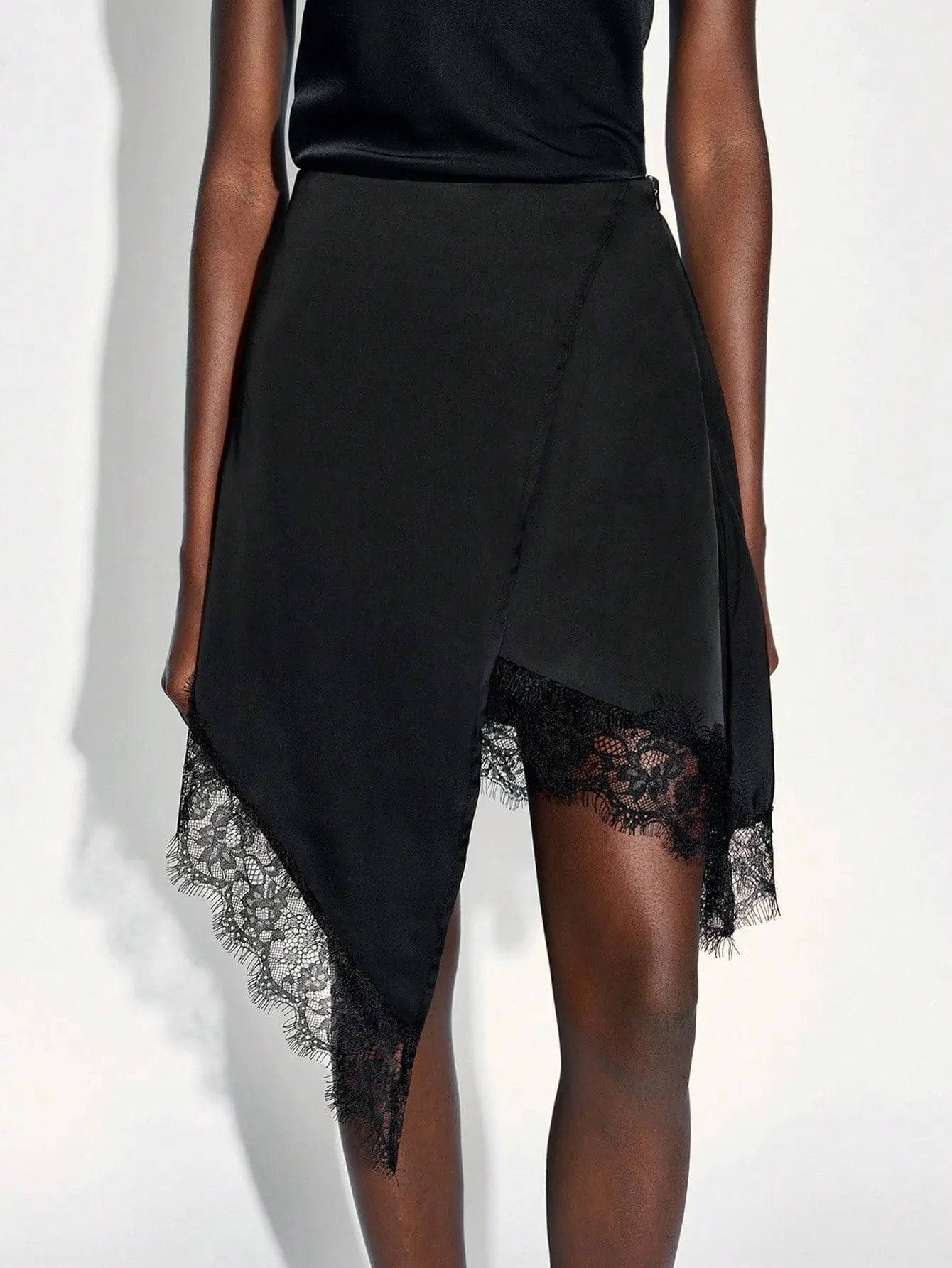 Jupe asymétrique noire avec dentelle élégante femme – SecretBombe