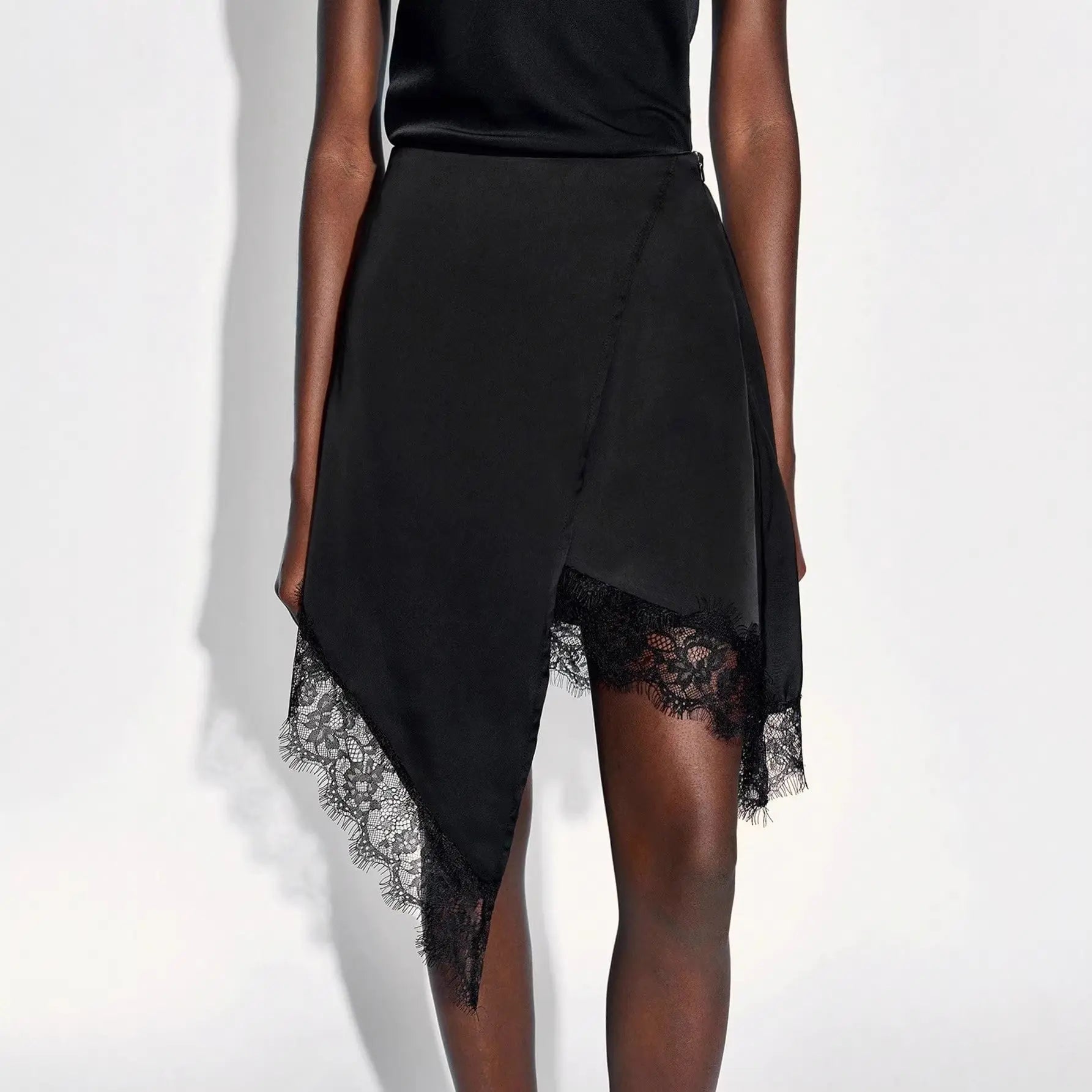 : Jupe asymétrique noire chic pour soirée élégante – SecretBombe