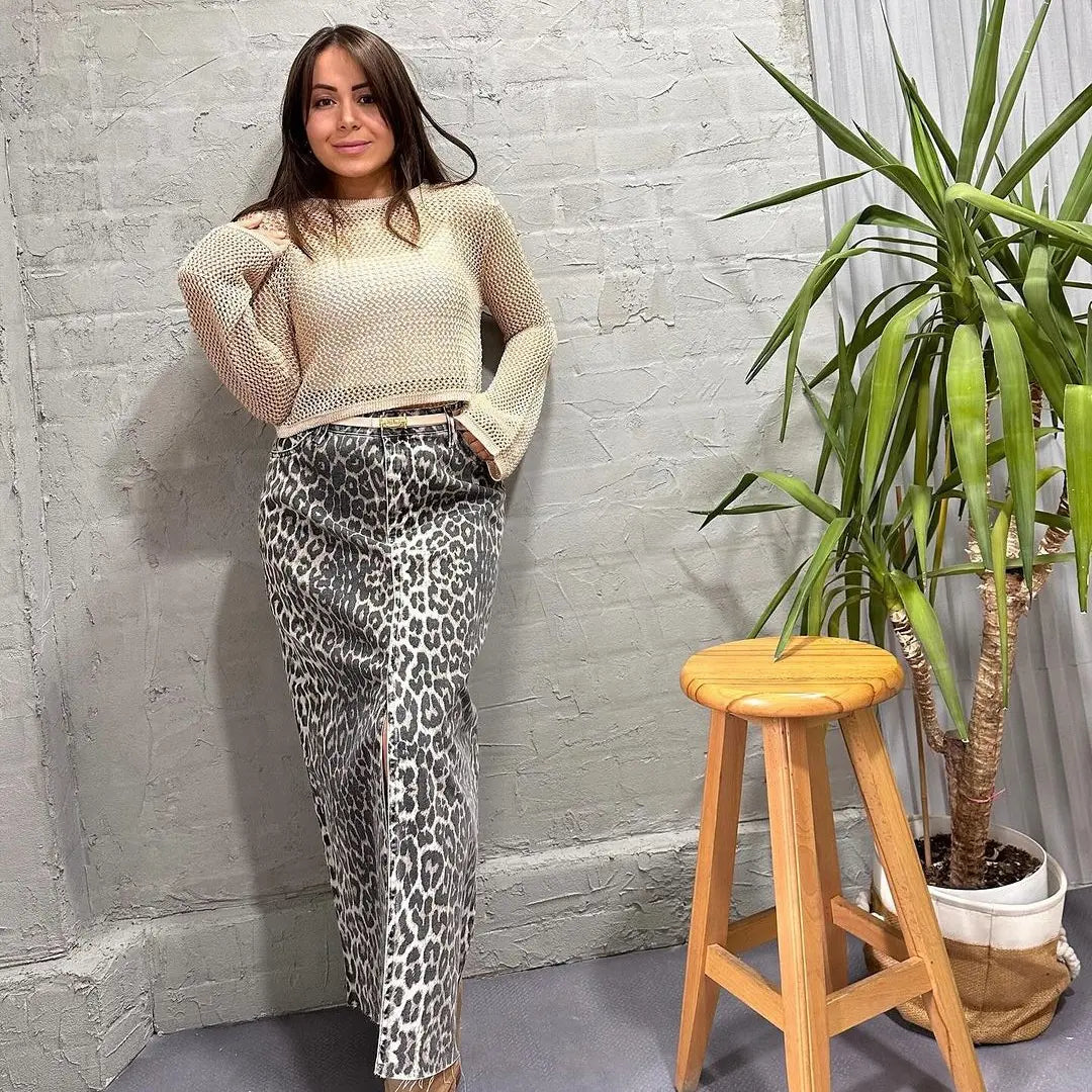 Jupe léopard femme portée avec tee-shirt blanc SecretBombe