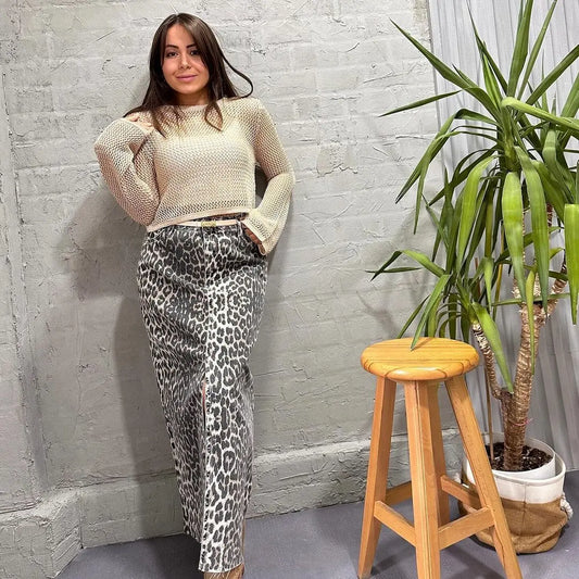 Jupe léopard femme portée avec tee-shirt blanc SecretBombe