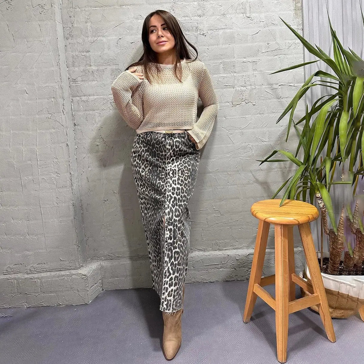 Jupe femme léopard portée dans une tenue chic SecretBombe