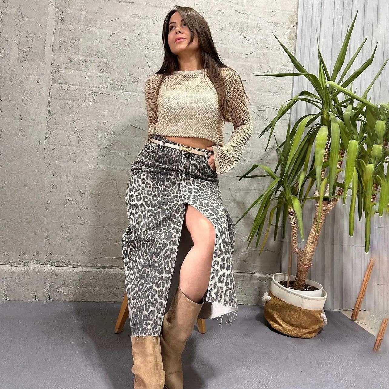 Jupe femme léopard portée avec haut beige élégant SecretBombe