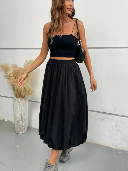 Jupe longue ballon noire SecretBombe portée dans un look chic avec bustier noir