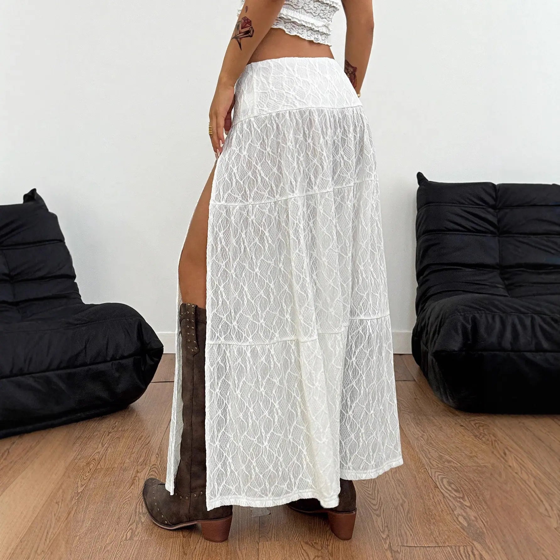 Jupe maxi blanche en dentelle avec fente élégante et ceinture décorative - SecretBombe