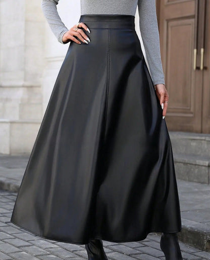 Détail taille jupe midi évasée en cuir végan femme – SecretBombe