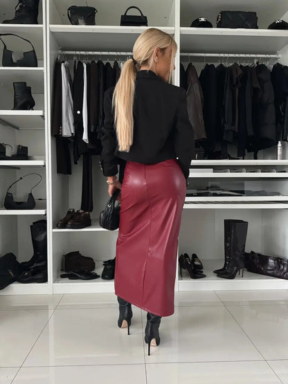 Silhouette féminine jupe midi ajustée en cuir végan – SecretBombe