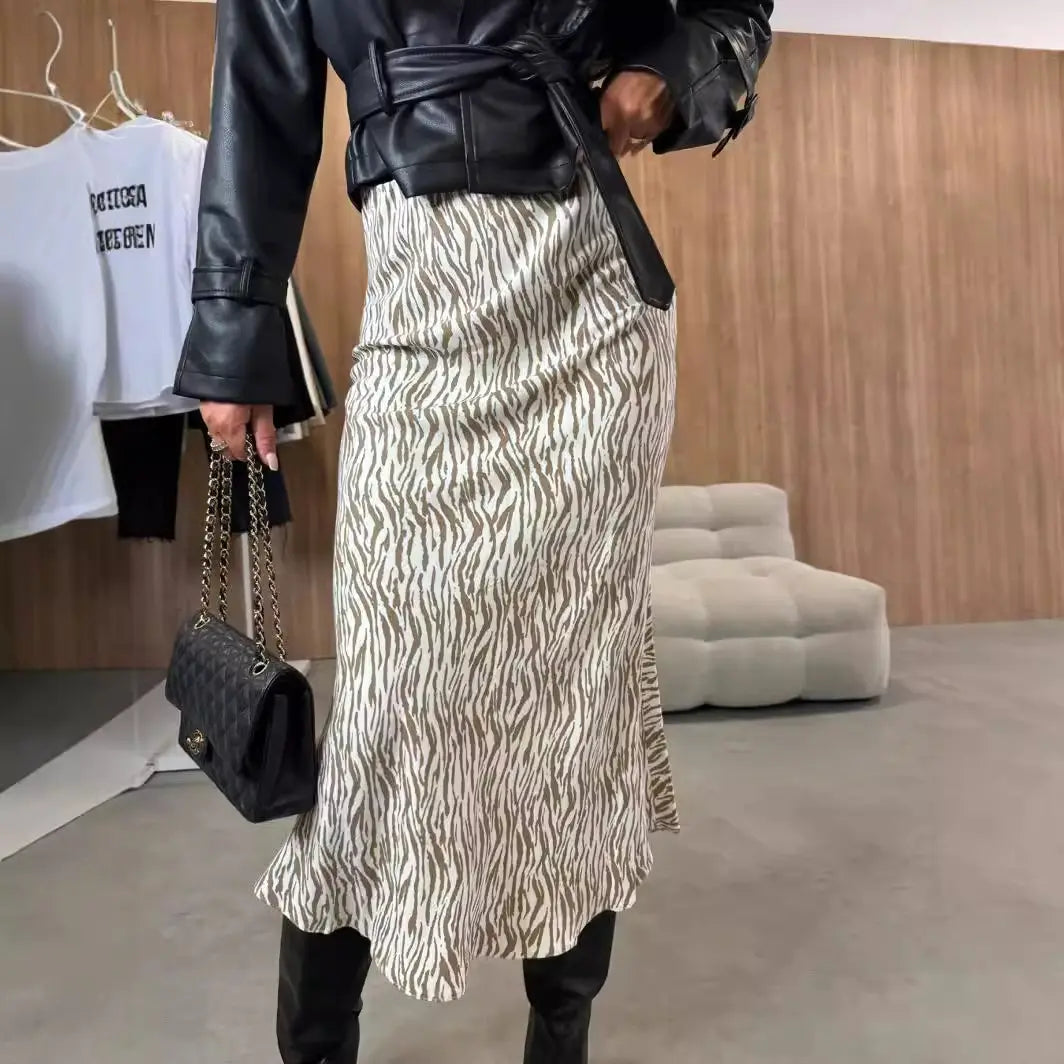 Silhouette élégante avec jupe midi imprimée – SecretBombe