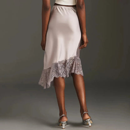 Jupe satinée beige asymétrique portée femme SecretBombe
