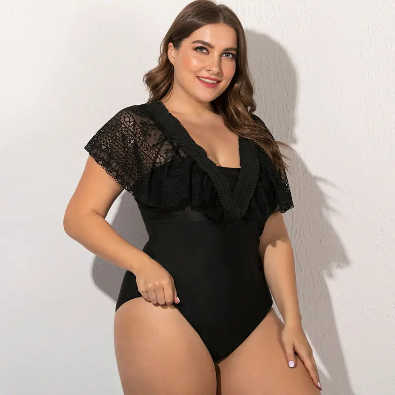 Maillot de bain noir SecretBombe avec finitions en dentelle, idéal pour un look chic à la plage.