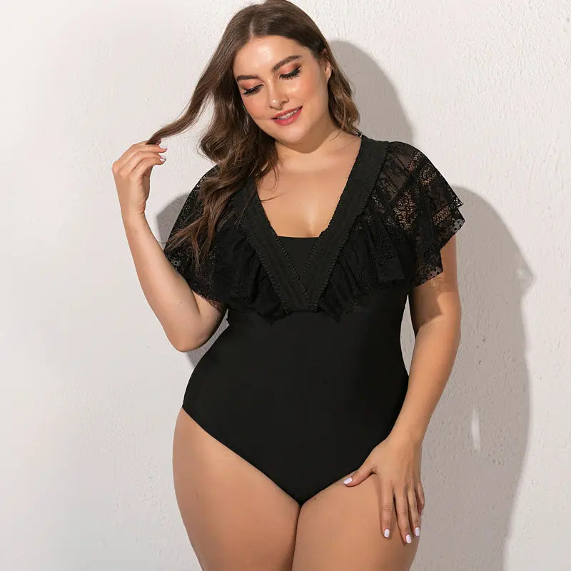 Maillot de bain 1 pièce élégant noir SecretBombe avec détails en dentelle et volants.
