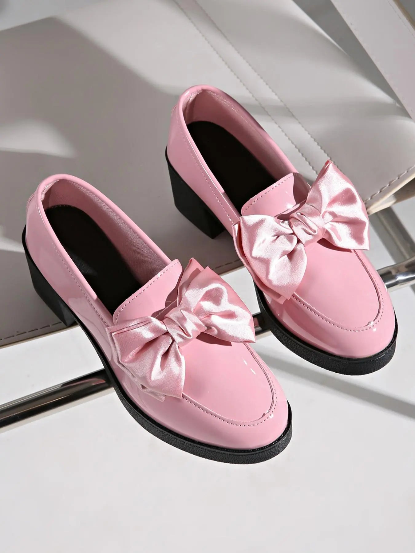 Mocassins vernis roses femme avec nœud décoratif SecretBombe vue de face
