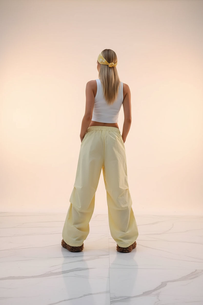 Pantalon large jaune pastel pour femme SecretBombe avec taille élastique et poches.