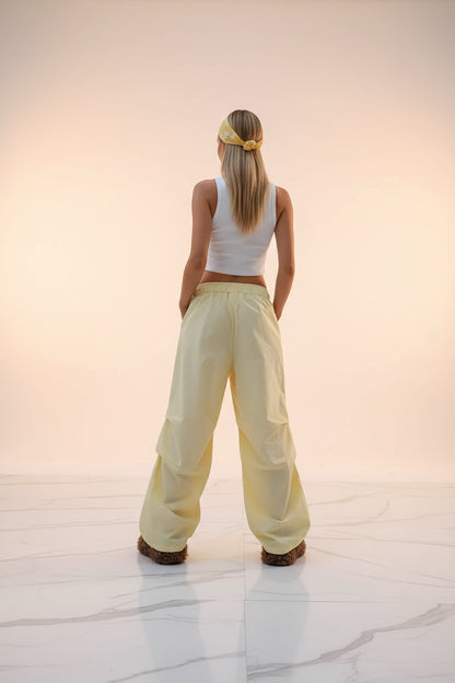 Pantalon large jaune pastel pour femme SecretBombe avec taille élastique et poches.