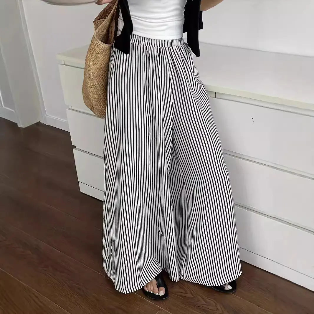 Pantalon large rayé noir et blanc SecretBombe pour femme, vue de face