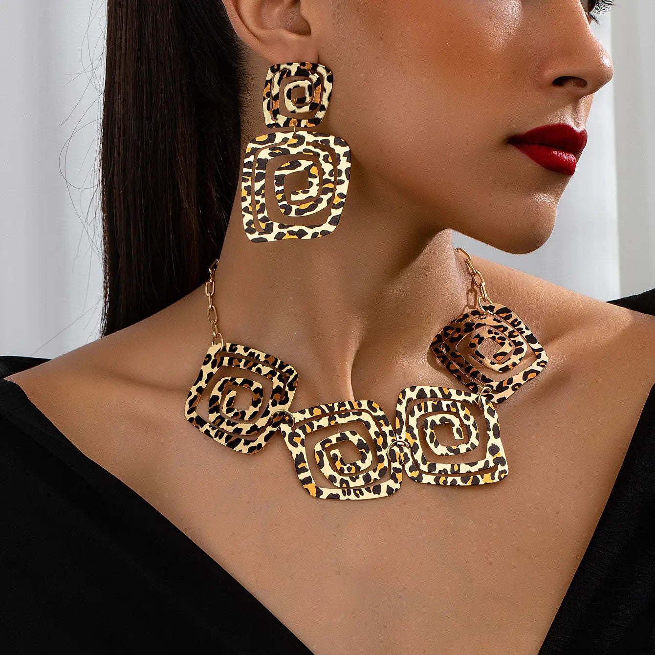 SecretBombe parure bijoux femme motif léopard avec collier et boucles d’oreilles chic et moderne