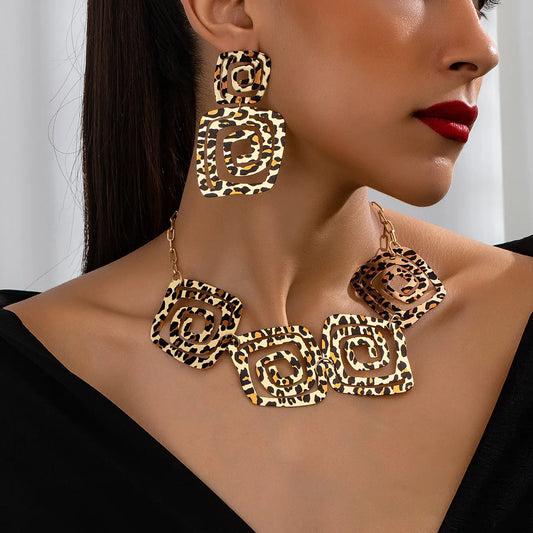 SecretBombe parure bijoux femme motif léopard avec collier et boucles d’oreilles chic et moderne