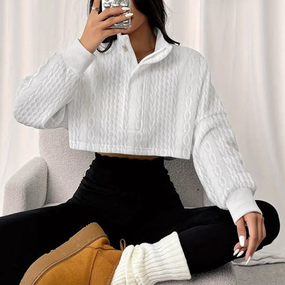Détail boutons dorés pull crop blanc élégant SecretBombe