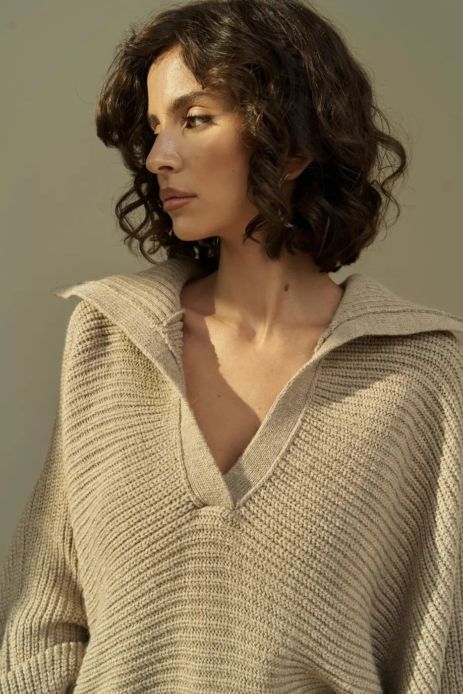 Pull taupe col V oversize look urbain SecretBombe
