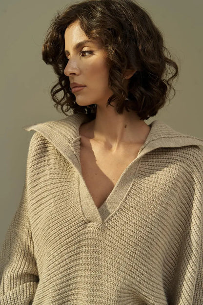 Pull taupe col V oversize look urbain SecretBombe