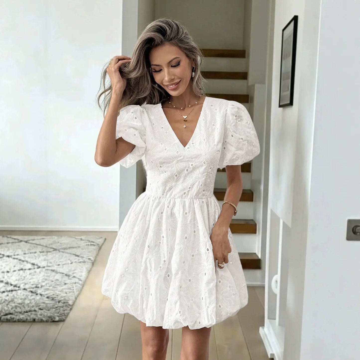 SecretBombe robe blanche courte en broderie anglaise pour femme vue de face