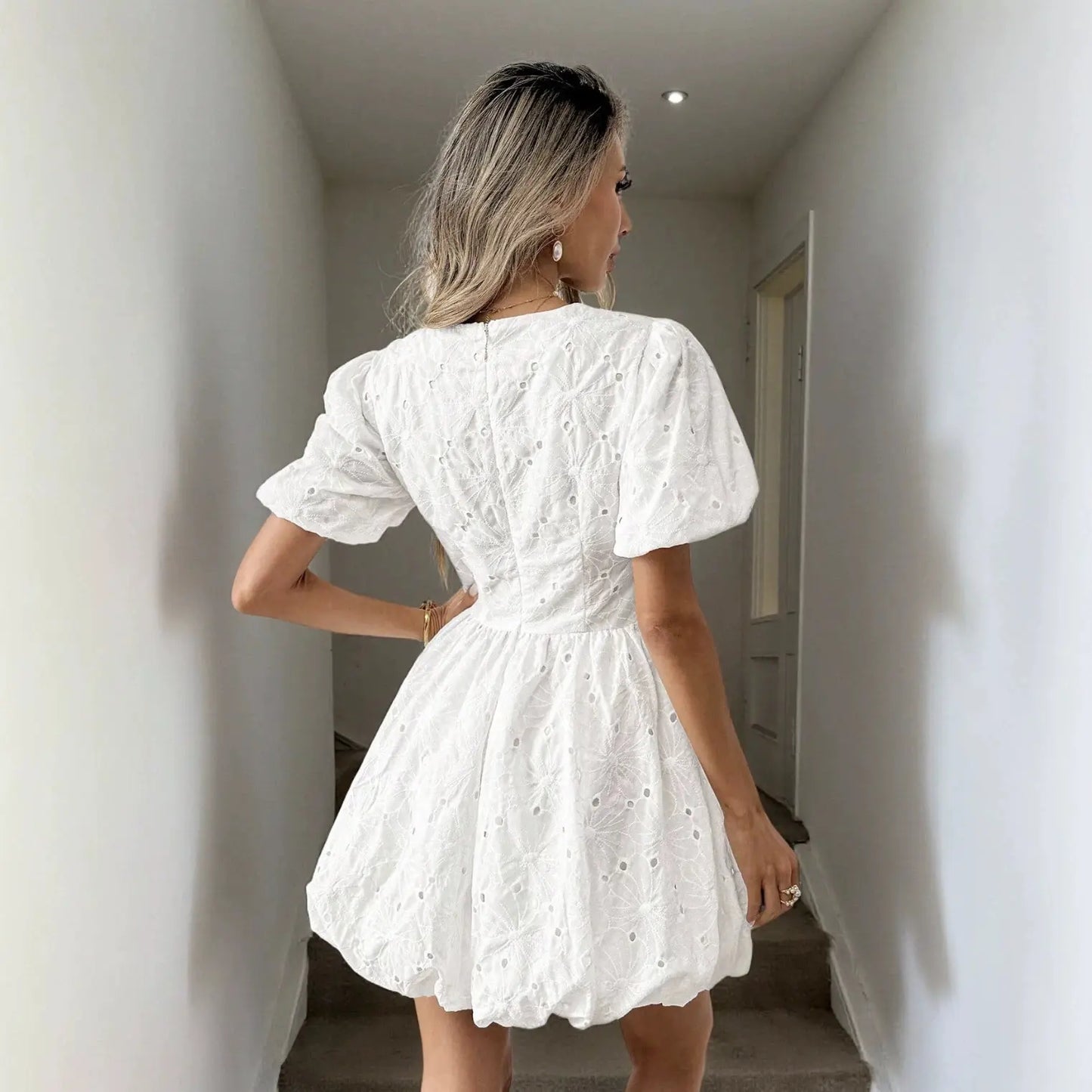 SecretBombe robe blanche en broderie anglaise femme avec taille cintrée