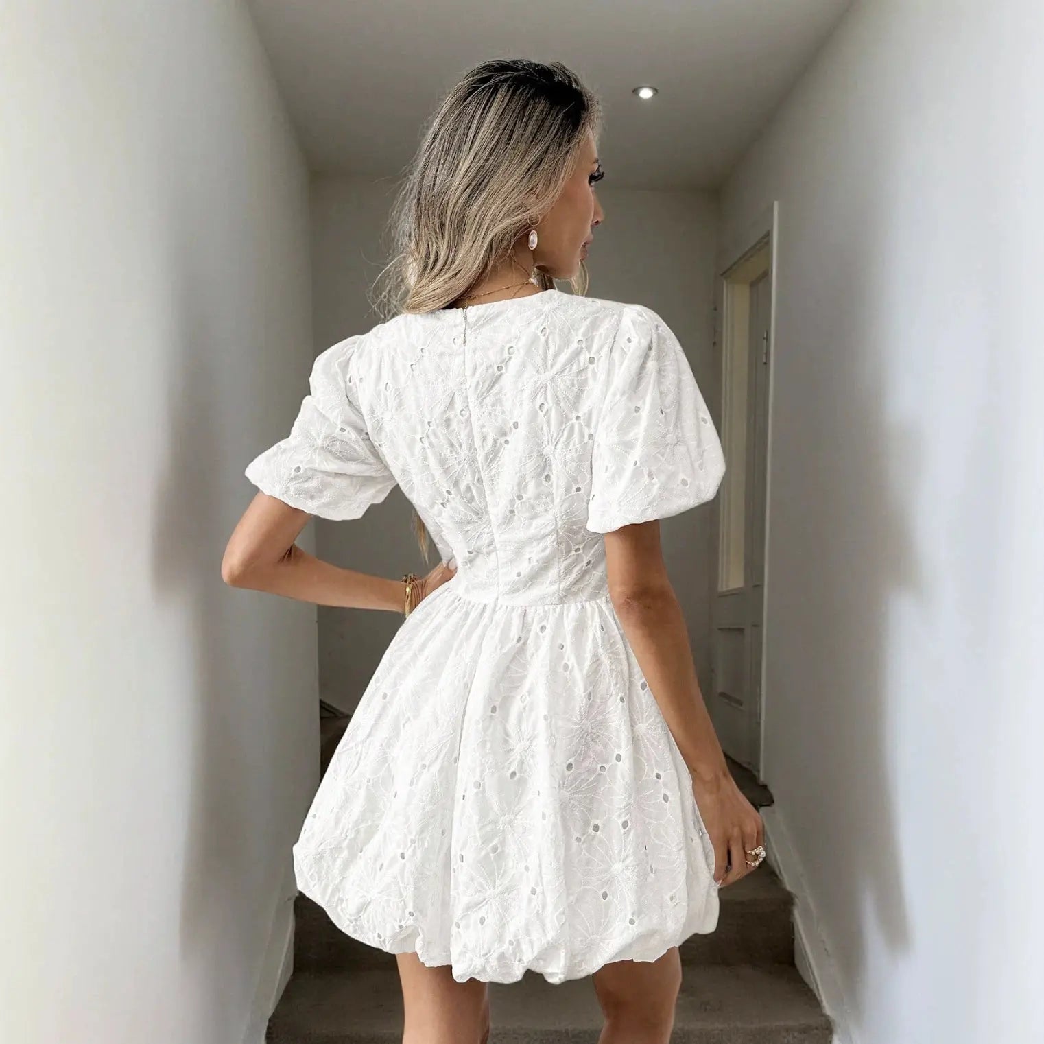SecretBombe robe blanche en broderie anglaise femme avec taille cintrée
